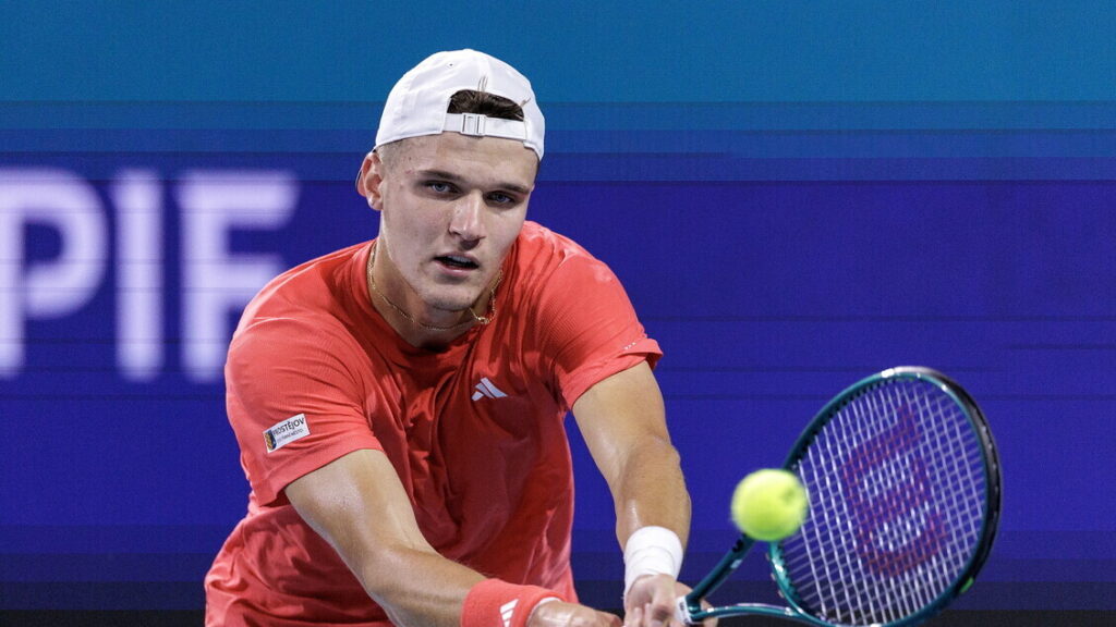 "Mensik trionfa a Miami superando Djokovic, un successo per il giovane talento del tennis."