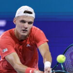 "Mensik trionfa a Miami superando Djokovic, un successo per il giovane talento del tennis."
