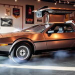 ALT: "Caffè 80 a Brindisi celebra 'Ritorno al Futuro' con DeLorean e memorabilia uniche"