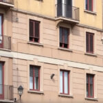"Donna di 48 anni muore a Bologna dopo caduta dal balcone, indagini sul compagno sospettato di maltrattamenti."