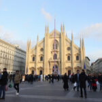 "Corteo del 25 aprile a Milano e Roma con tensioni contro il sindaco Sala e incendi di bandiere NATO e UE."