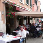 "Due giovani arrestati a Venezia per furto di portafogli e alcolici in un ristorante."