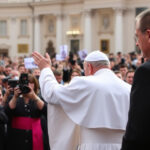 "Funerali di Papa Francesco: migliaia di fedeli in Piazza San Pietro rendono omaggio a Bergoglio."