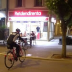 "Furto di bicicletta a Como: dipendenti ristorante bloccano ladri fino all'arrivo della polizia."