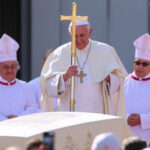 "Cerimonia di chiusura bara Papa Francesco il 25 aprile: dettagli sulla sepoltura."