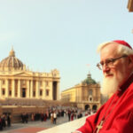 "Cardinale John Atcherley Dew al Conclave di Roma, in arrivo dalla Nuova Zelanda dopo 30 ore di volo."