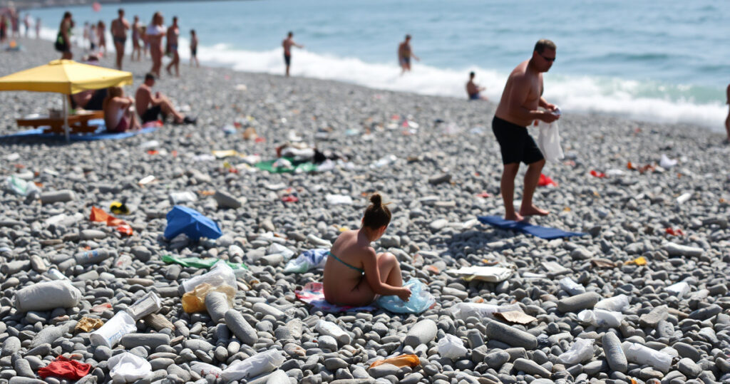 "Rifiuti sulle spiagge italiane: plastica e mozziconi di sigaretta in aumento."
