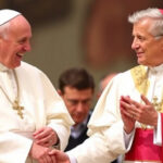 "Papa Francesco e Papa Benedetto XVI: un'inedita convivenza nella storia della Chiesa cattolica."