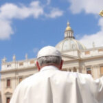ALT: "Immagini aeree in diretta del feretro di Papa Francesco che lascia San Pietro durante le esequie."
