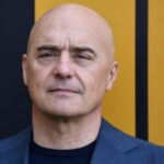 ALT: Luca Zingaretti debutta come regista al Movieland Goldoni di Ancona, presentando il suo nuovo progetto teatrale.