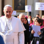 "Minuto di silenzio per Papa Francesco nelle scuole: polemiche e segnalazione al Ministero"