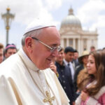 "Papa Francesco invia un messaggio di speranza ai giovani prima del ricovero al Gemelli."