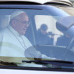 "Feretro di Papa Francesco in papamobile attraversa Roma, circondato da fedeli in un commovente saluto finale."