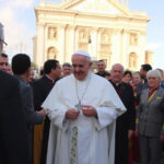 "Papa Francesco saluta i fedeli nella Domenica delle Palme, esprimendo un forte appello per la pace nel mondo."
