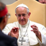 "Papa Francesco scrive lettere che potrebbero escludere Becciu dal Conclave, futuro incerto per il cardinale."