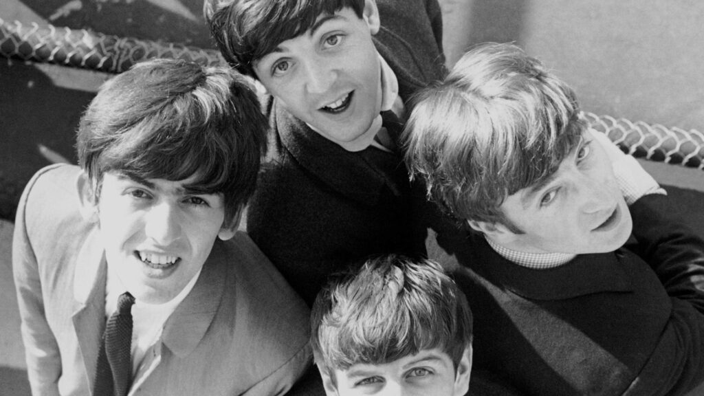 "Sam Mendes annuncia quattro film sui Beatles in arrivo nel 2028, con dettagli sul cast e trama."
