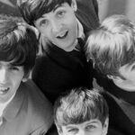 "Sam Mendes annuncia quattro film sui Beatles in arrivo nel 2028, con dettagli sul cast e trama."