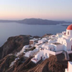 "Immagine di Santorini con avviso di possibile risveglio vulcanico imminente."