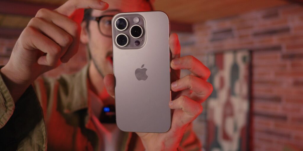 "Offerta Amazon: iPhone 16 Pro a 1.099 euro, risparmia 140 euro con Apple Intelligence."