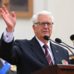 "Immagine di Sergio Mattarella alla cerimonia del 25 aprile all'Altare della Patria, commemorazione della Liberazione in Italia."
