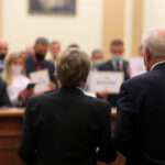 "Immagine che rappresenta le tensioni politiche tra destra e sindaca riguardo a presunti finanziamenti illeciti, con il Pd che definisce le accuse indegne."