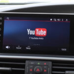 "Android Auto aggiunge YouTube, permettendo la visione direttamente sullo schermo dell'auto."