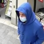 "Donna arrestata a Rimini per furto aggravato di mance e incassi dai commercianti."