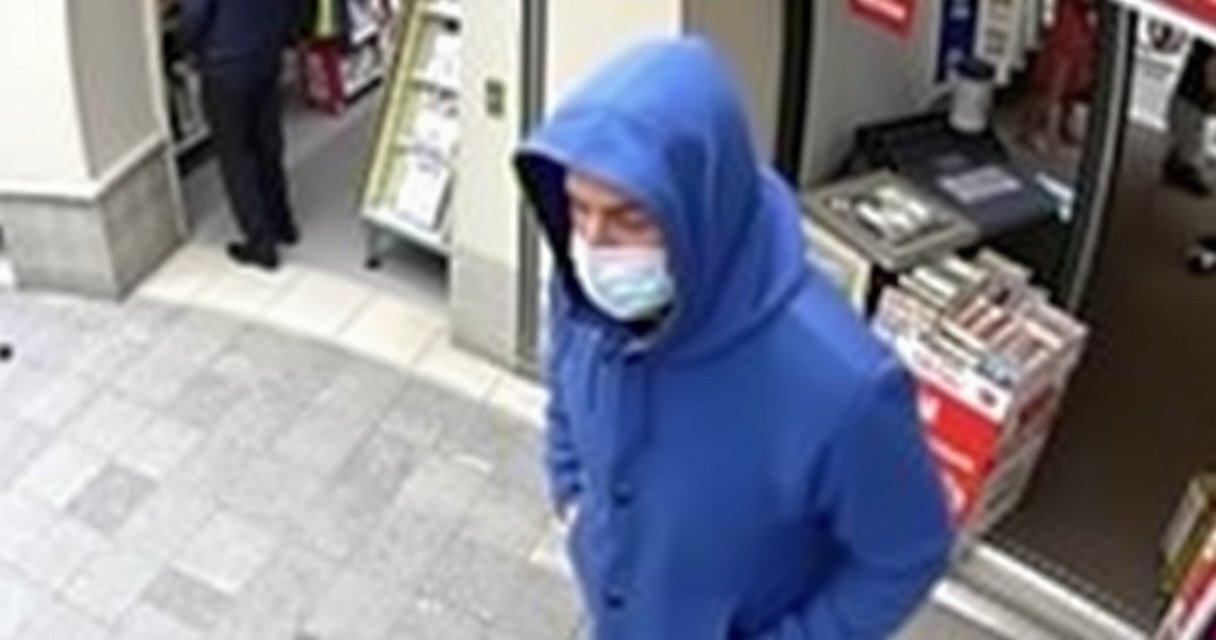 "Donna arrestata a Rimini per furto aggravato di mance e incassi dai commercianti."