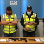 "Arresto di due marocchini per traffico di droga tra Livorno e Pisa, con sequestro di 47mila euro e pistola."