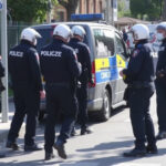 "Arresto di un 32enne serbo a Torino dopo inseguimento e aggressione alla polizia."