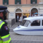 "Uomo arrestato a Venezia per resistenza dopo aver danneggiato un hotel e aggredito la polizia."