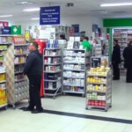 "Arresto di un 45enne ad Asti per rapine in supermercato e farmacia, catturato dalle telecamere di sicurezza."