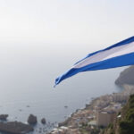 "Classifica Bandiere Blu 2025: Liguria e Puglia leader, Calabria supera Campania e Sardegna."