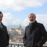 "Immagine che rappresenta il legame tra gli omicidi di Riccardo Claris e Luciano Muttoni a Bergamo, collegati a una famiglia disgraziata."