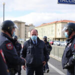 "Carabinieri a Bologna intervengono per salvare un pensionato in crisi sul Pontelungo con un dialogo empatico."