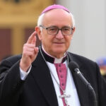 "Cardinali riuniti per l'elezione del nuovo papa, con Parolin tra i favoriti nonostante le controversie."