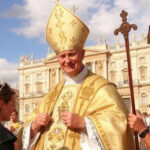 "Invito di Carmen Prevost, parente di Papa Leone XIV, al Pontefice per visitare San Severino Marche."