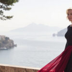 "Immagine di Catherine Deneuve al Taormina Film Festival 2025, dove riceve il Premio alla Carriera."