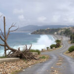 ALT: "Ciclone a Stromboli, Sicilia: strade allagate e fango che invade abitazioni dopo il disastro naturale."