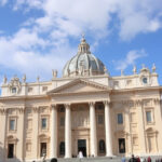 "Immagine di Cipriani al centro delle polemiche pre-conclave, sanzionato da Papa Francesco per pedofilia."