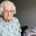 "Corpo di una donna di 90 anni trovato in garage a Scortichino, indagini su possibile truffa pensionistica."