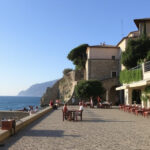 ALT: "Critiche alle terrazze di Portonovo: l'area ristrutturata dopo il film mostra segni di trascuratezza."