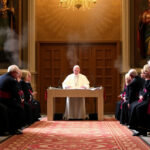 "Conclave 8 maggio 2023 per l'elezione del nuovo Papa: programma e fumate attese."