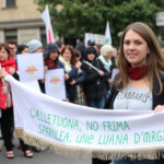 "Emma Marrazzo con la scarpa di Luana D’Orazio alla manifestazione del Primo Maggio a Montemurlo, simbolo di lotta per i diritti dei lavoratori."