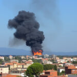 "Incendio all'altoforno ex Ilva di Taranto, fumi neri nel cielo dopo l'esplosione, senza feriti."
