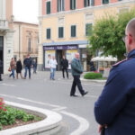 "Donna arrestata a Ravenna per furto di profumi di lusso, convalida del Tribunale."