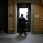 "Poliziotto fuori servizio arresta ladro a Firenze mentre ruba un portafoglio."