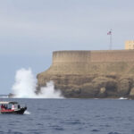 "Forte vento a Catania: nave da crociera si stacca dal porto con due turisti in mare."