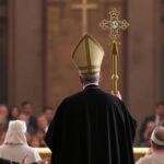 "Fumata nera al Conclave di San Pietro, delusione tra i fedeli dopo la prima votazione per il nuovo Papa."