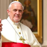 "Leone XIV, il nuovo Papa Prevost, indossa abiti eleganti ispirati a Wojtyla e Ratzinger."